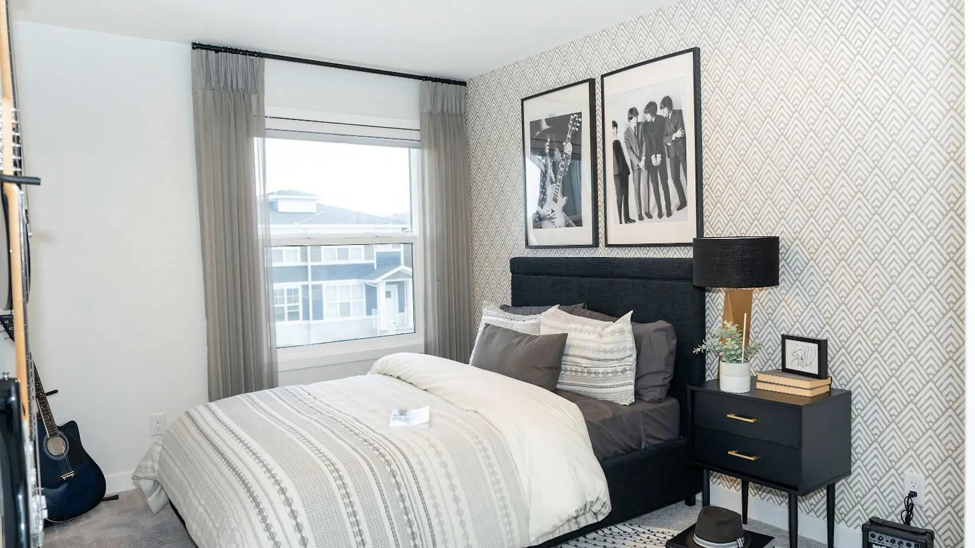 Strawberry Fields 4Bd Family Movie Room Office Calgary Holiday home